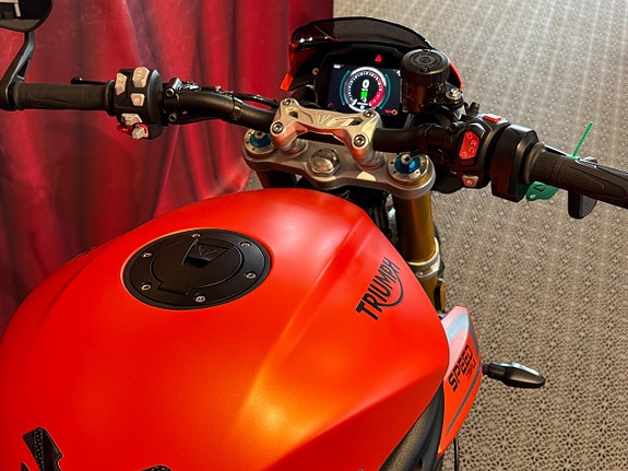 Triumph SPEED TRIPLE 1200 RS 8 of 18