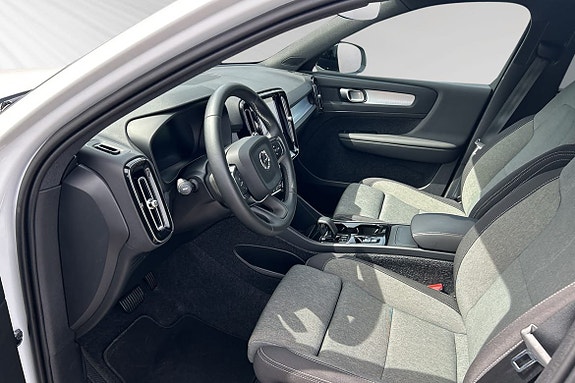 Volvo XC40 8 of 12