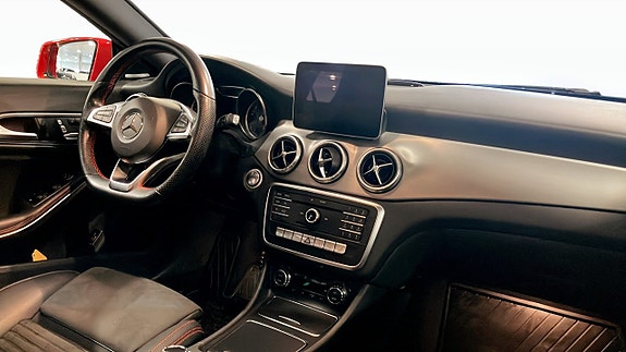 Mercedes-Benz CLA250 4 of 5