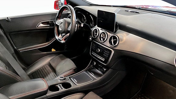 Mercedes-Benz CLA250 3 of 5
