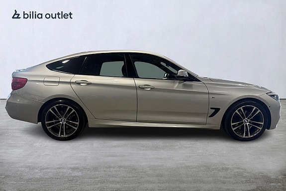 BMW 330i 4 of 5
