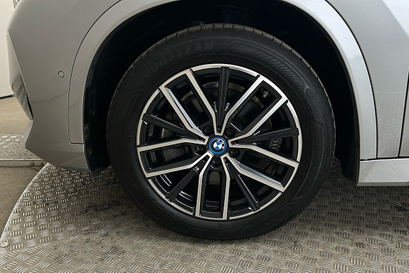 BMW iX1 12 of 23