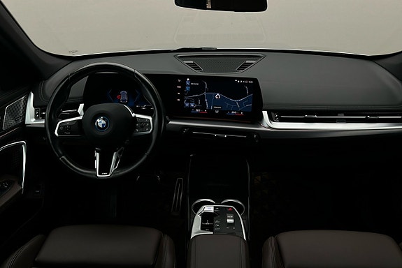 BMW iX1 6 of 23
