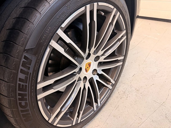 Porsche Cayenne 7 of 30