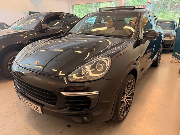 Porsche Cayenne 3 of 5