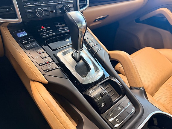Porsche Cayenne 29 of 30