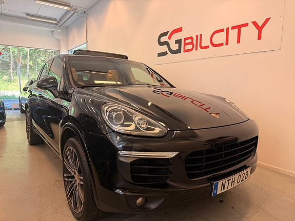 Porsche Cayenne 2 of 5