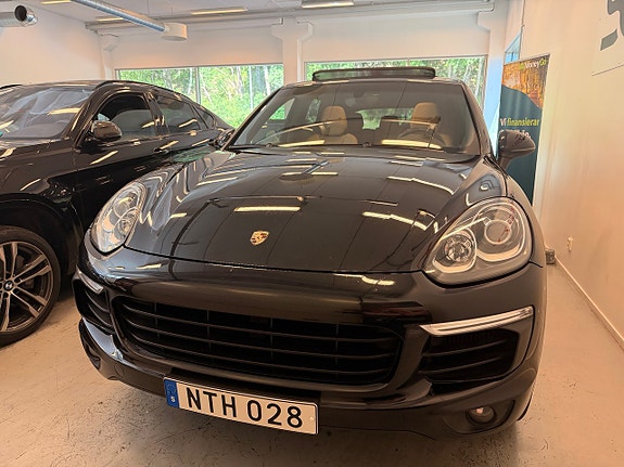 Porsche Cayenne 4 of 5