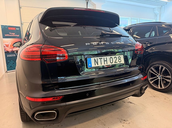 Porsche Cayenne 12 of 30