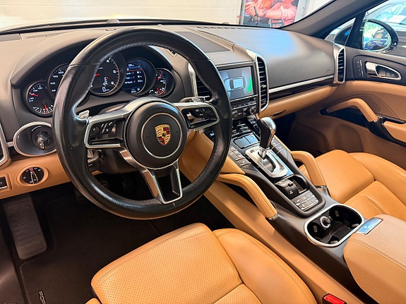 Porsche Cayenne 16 of 30
