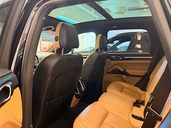 Porsche Cayenne 24 of 30