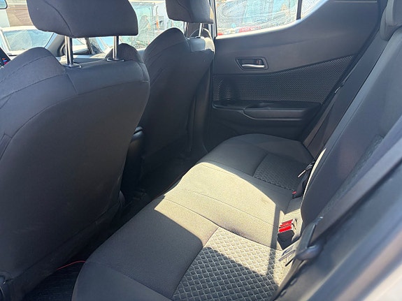 Toyota C-HR 4 of 5