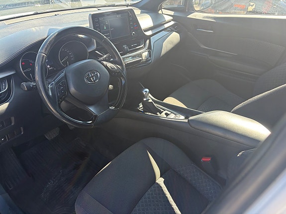 Toyota C-HR 3 of 5