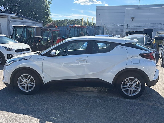 Toyota C-HR 2 of 5