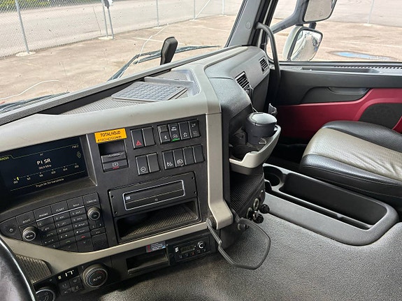 Volvo FM 370 6x2 skåpbil 9 of 12