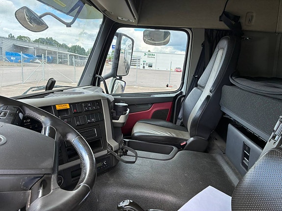 Volvo FM 370 6x2 skåpbil 6 of 12