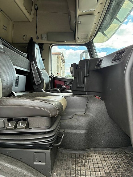 Volvo FM 370 6x2 skåpbil 10 of 12