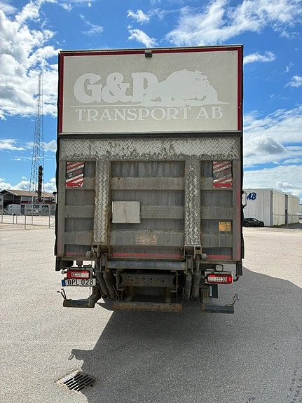 Volvo FM 370 6x2 skåpbil 4 of 12