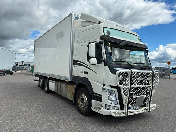 Volvo FM 370 6x2 skåpbil 2 of 12