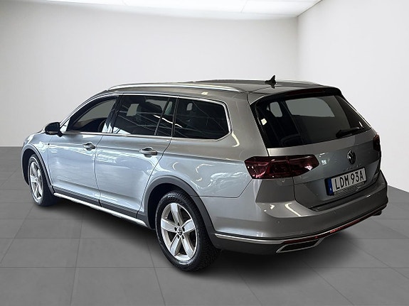 Volkswagen Passat Alltrack 3 of 5