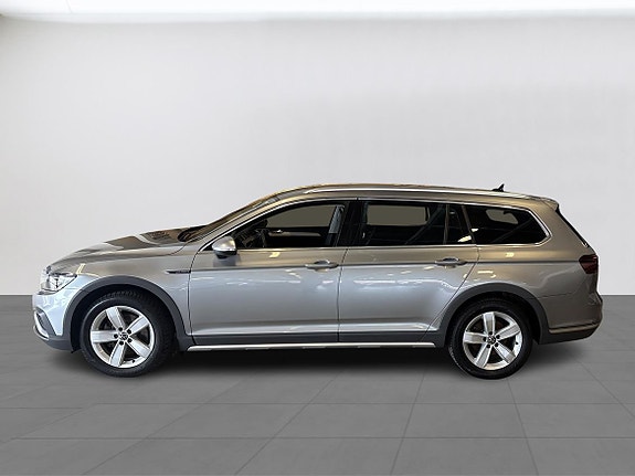 Volkswagen Passat Alltrack 2 of 5