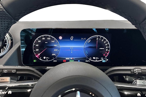 Mercedes-Benz GLA250 e 8 of 11