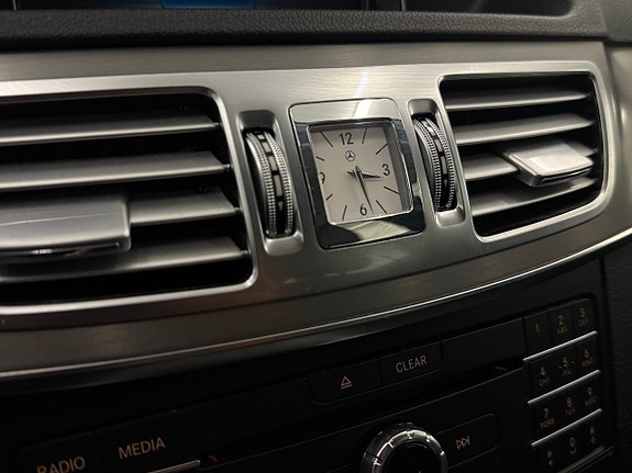 Mercedes-Benz E220 13 of 18