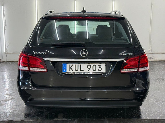 Mercedes-Benz E220 4 of 5