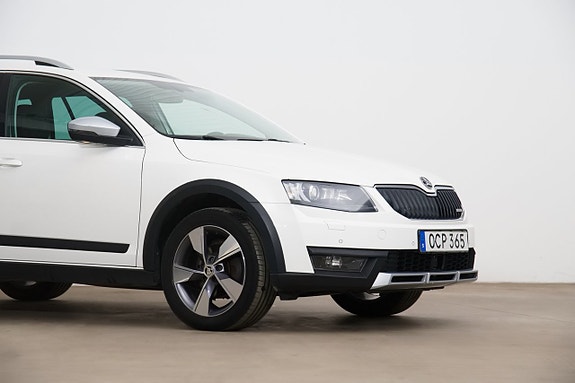 Skoda Octavia Scout 3 of 5