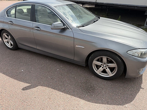 BMW 528 2 of 5