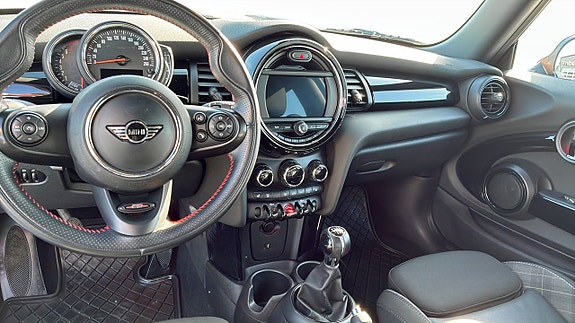 MINI Cooper 4 of 5