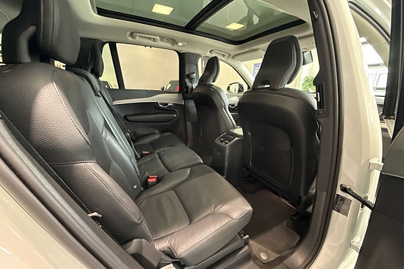 Volvo XC90 10 of 30