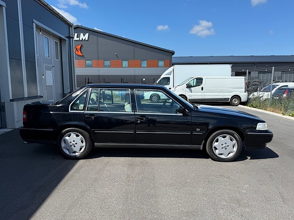 Volvo S90 2 of 5