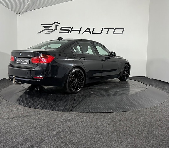 BMW 320i 5 of 5