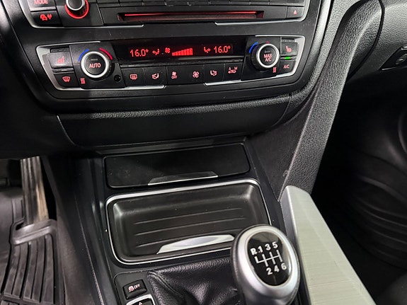 BMW 320i 18 of 19