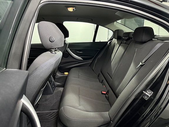 BMW 320i 11 of 19