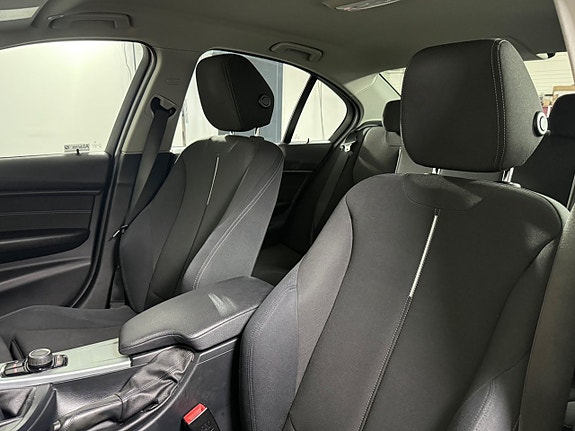 BMW 320i 10 of 19