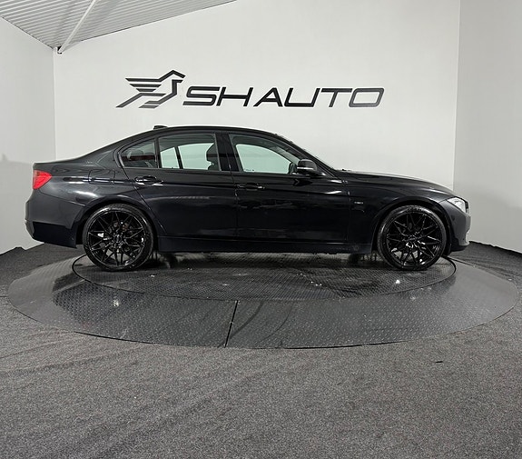 BMW 320i 4 of 5