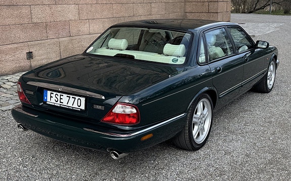 Jaguar XJR 4 of 5