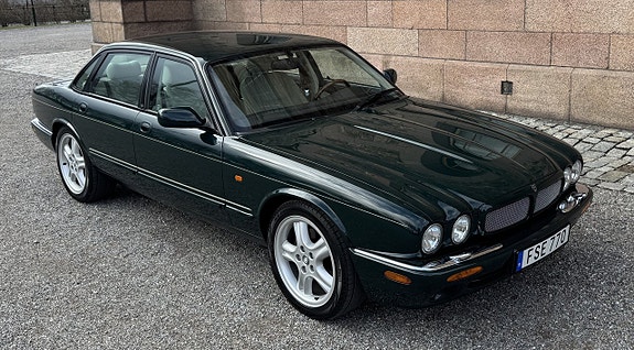Jaguar XJR 2 of 5