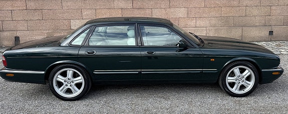 Jaguar XJR 3 of 5