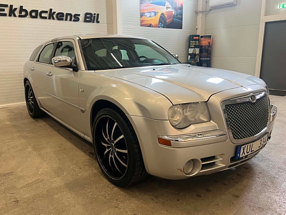Chrysler 300C 2 of 5