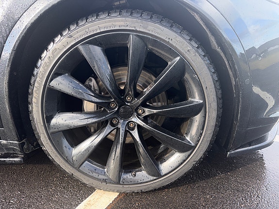 Tesla Model X 29 of 30
