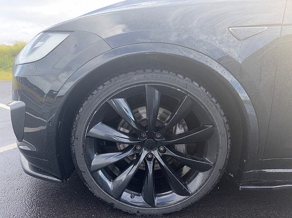 Tesla Model X 27 of 30