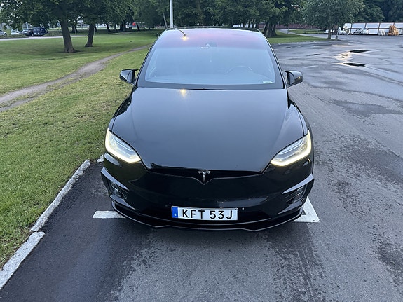 Tesla Model X 4 of 5