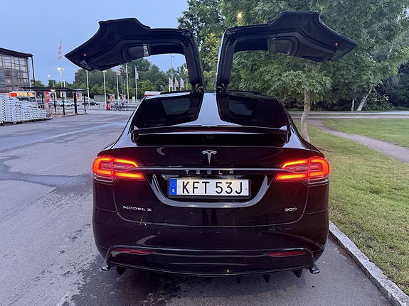 Tesla Model X 7 of 30