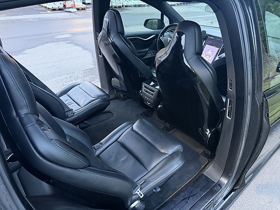 Tesla Model X 15 of 30