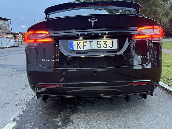 Tesla Model X 3 of 5