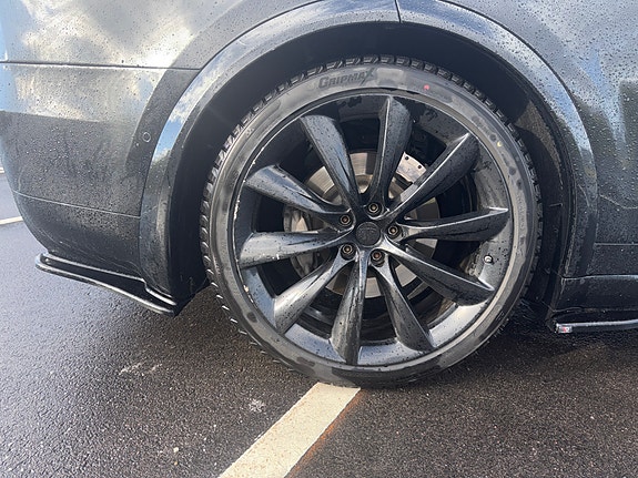 Tesla Model X 26 of 30