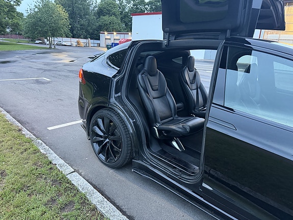 Tesla Model X 16 of 30